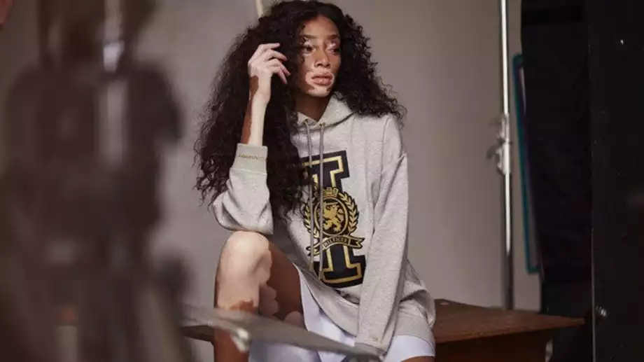 Visitando a casa dourada inspirada em Hollywood de Winnie Harlow (FOTOS + VÍDEO)