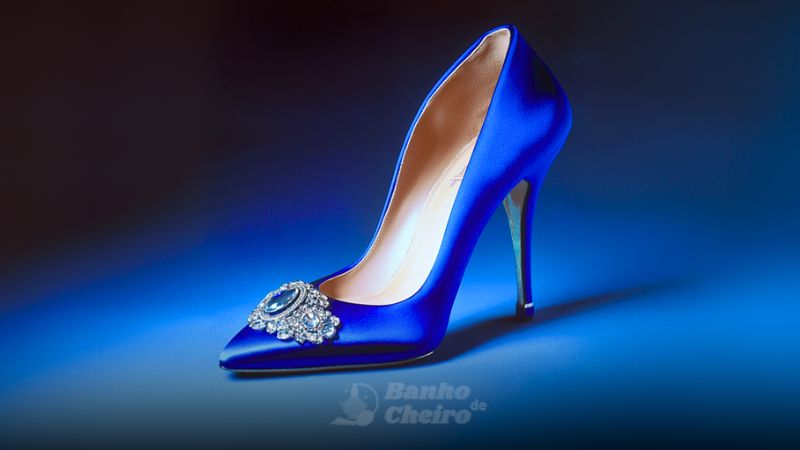 Conheça um típico sapato de luxo que fez história nos pés de Carrie de Sexy and the City: o Manolo Blahnik azul!